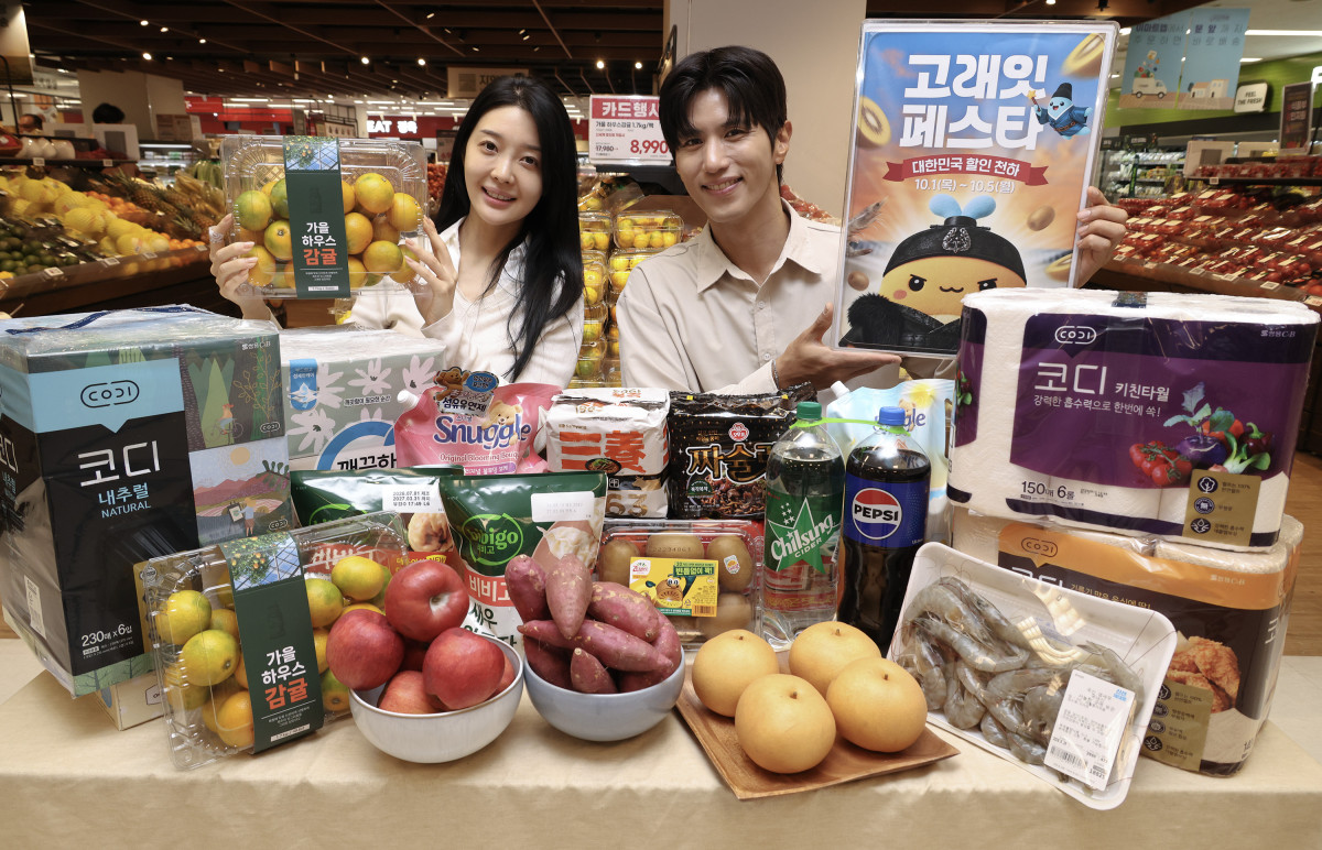 ▲29일 화요일 오전 이마트 용산점에서 모델들이 고래잇페스타 할인상품을 소개하고 있다. (사진=이마트)