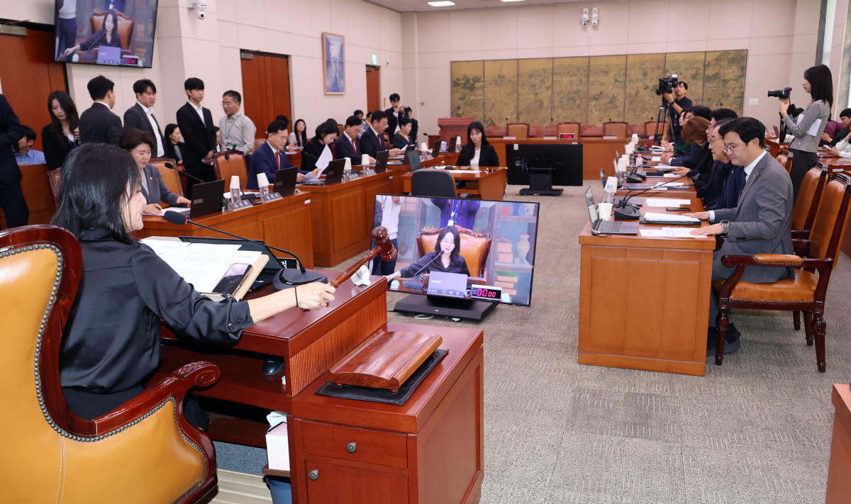 ▲29일 국회에서 열린 문화체육관광위원회 전체회의에서 이재정 위원장이 국감 증인 등 출석 요구의 건을 의결하고 있다. 사진=연합뉴스