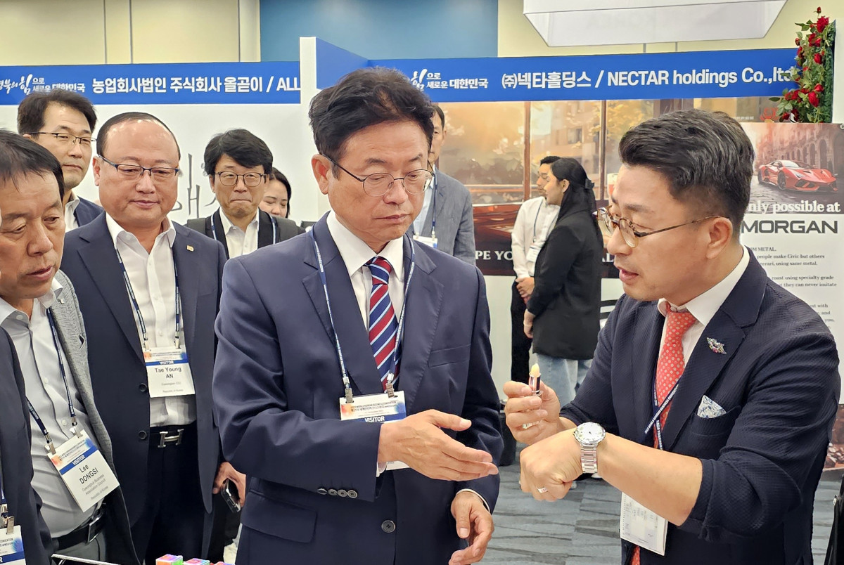 ▲이철우 경북도지사가 2023년 미국에서 열린 세계한상대회 경북부스를 방문하고 있다. (경북도)