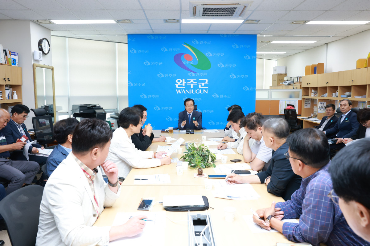 ▲유희태 완주군수가 29일 기자간담회를 열고 1조1000억원대 첨단 국책사업 유치 성과와 향후 군정 운영 방향을 설명하고 있다. (사진제공=완주군)