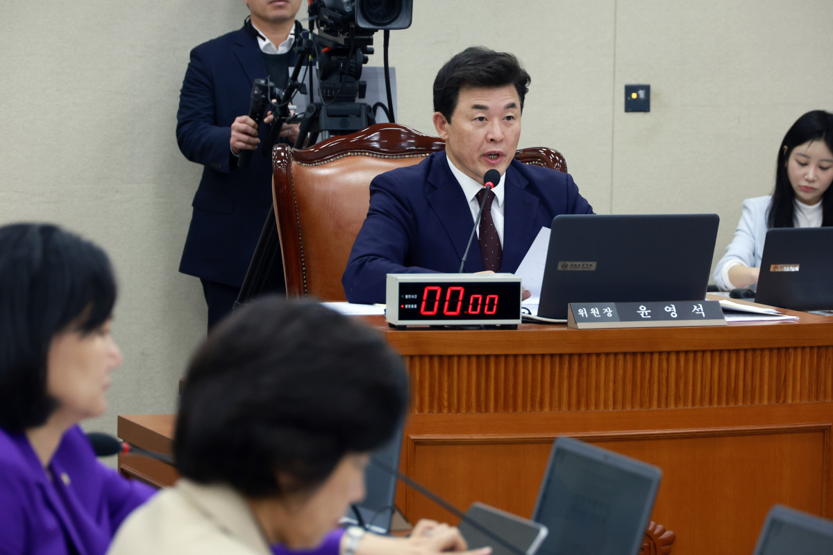 ▲18일 서울 여의도 국회에서 열린 연금개혁특별위원회 제6차 전체회의에서 윤영석 위원장이 발언하고 있다. (연합뉴스)