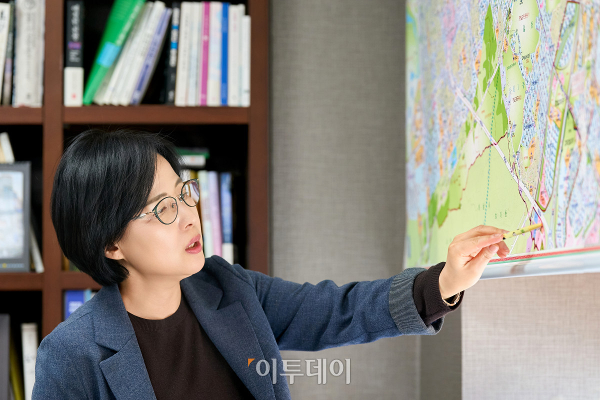 ▲이수희 서울특별시 강동구청장이 강동구 주요 사업들에 대해 설명하고 있다. (사진 제공 = 서울 강동구)