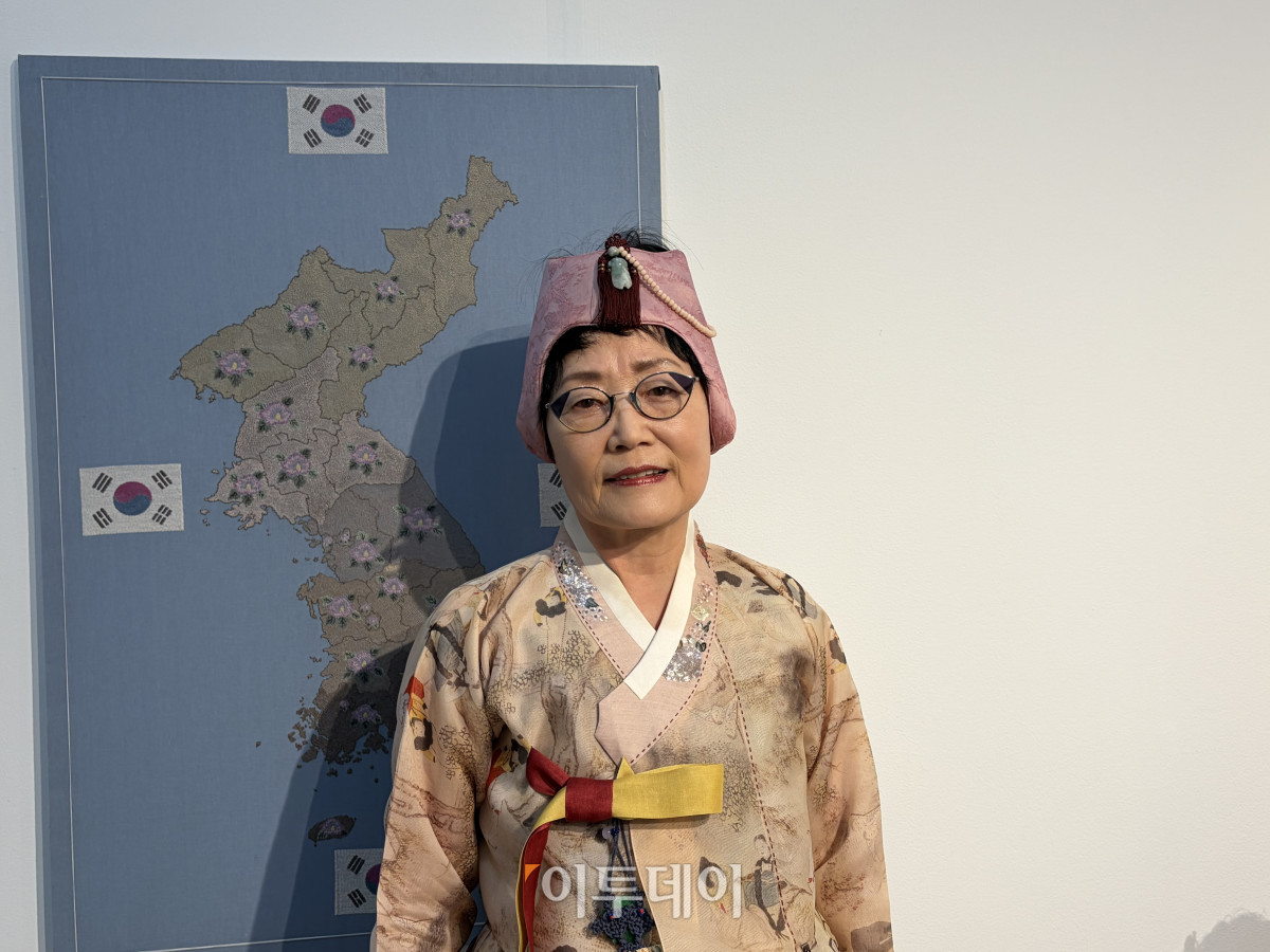 ▲손인숙 작가가 29일 서울 여의도 국회의원회관 2층에서 열린 특별전 ‘실(絲), 마음을 잇다’에서 포즈를 취하고 있다. (송석주 기자 ssp@)