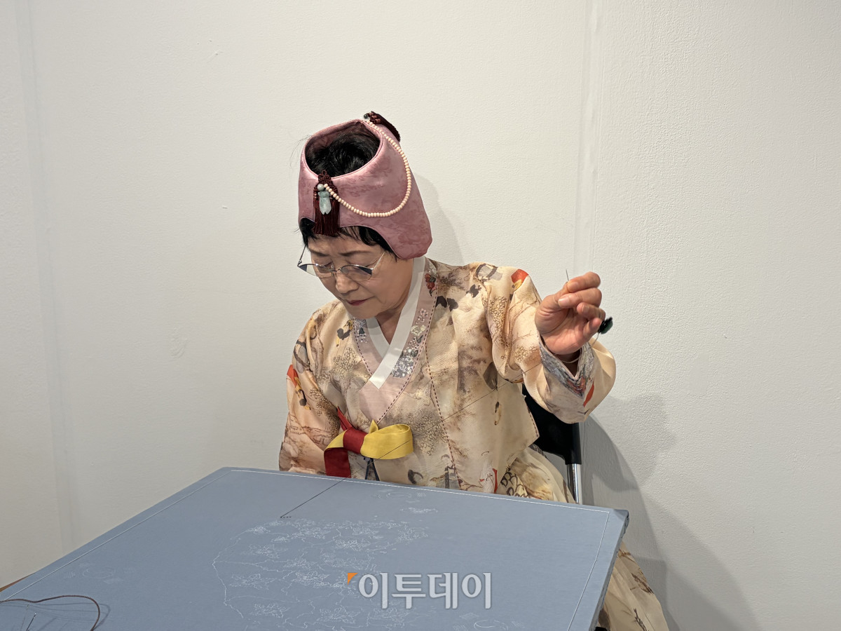 ▲손인숙 작가가 29일 서울 여의도 국회의원회관 2층에서 열린 특별전 ‘실(絲), 마음을 잇다’에서 시연을 하고 있다. (송석주 기자 ssp@)