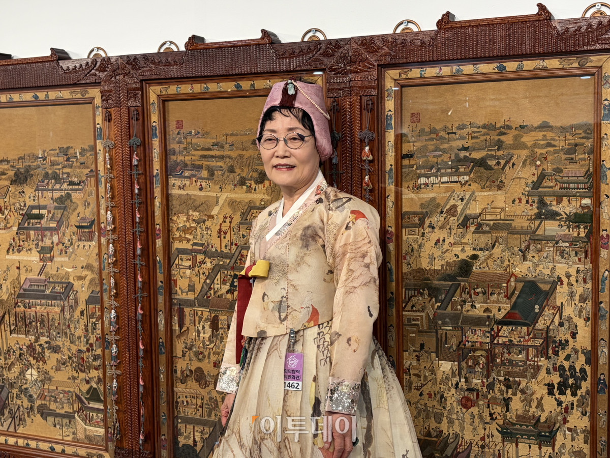 ▲손인숙 작가가 29일 서울 여의도 국회의원회관 2층에서 열린 특별전 ‘실(絲), 마음을 잇다’에서 포즈를 취하고 있다. (송석주 기자 ssp@)
