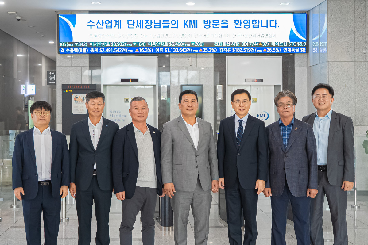 ▲수산업계 단체장들이 KMI에 동시 방문 기념 촬영을 하고 있다. (사진제공=KMI)