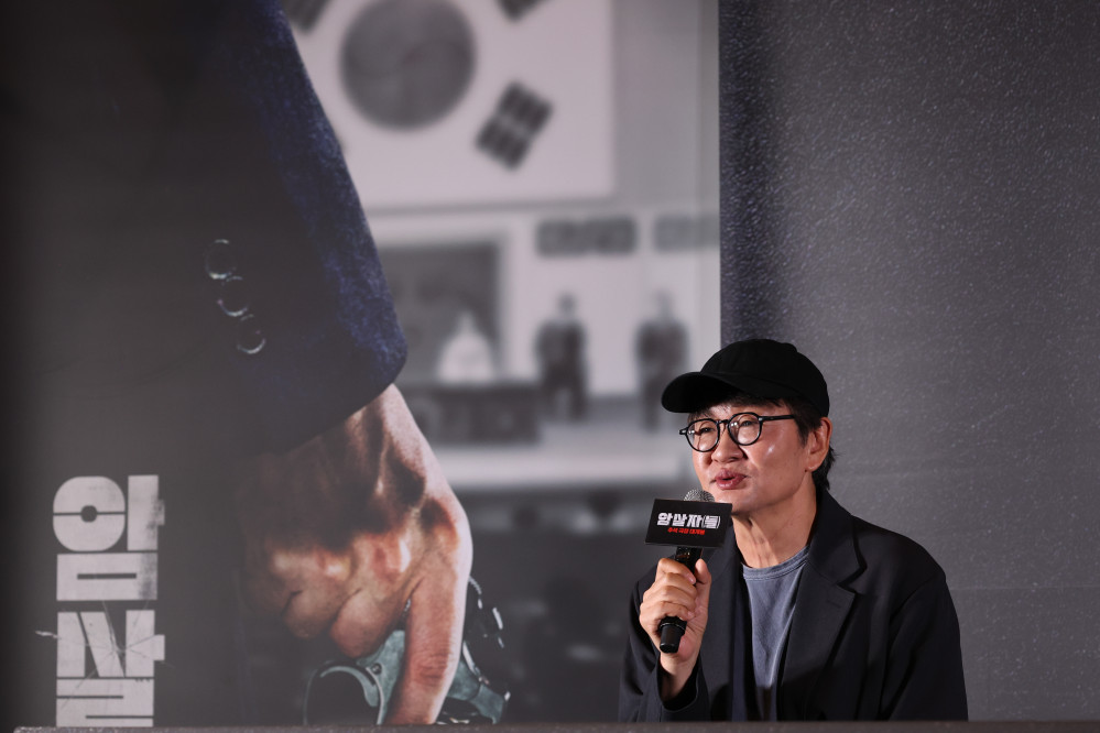 ▲허진호 감독이 8일 서울 강남구 삼성동 코엑스 메가박스에서 열린 영화 '암살자(들)' 시사회 및 기자간담회에서 인사말을 하고 있다. (연합뉴스)