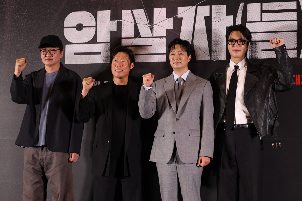 ▲허진호 감독(왼쪽부터), 배우 유해진, 박해일, 이민호가 8일 서울 강남구 삼성동 코엑스 메가박스에서 열린 영화 '암살자(들)' 시사회 및 기자간담회에서 포즈를 취하고 있다. (연합뉴스)