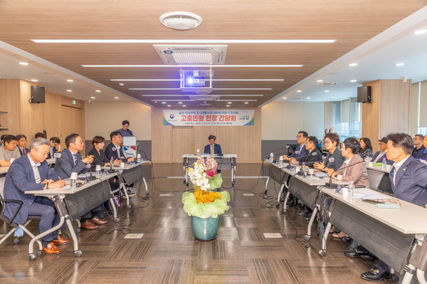 ▲국민권익위원회가 23일 고양시 일산서구청에서 연 '일산 덕이구역 도시개발사업 대지권 미등기 장기화' 고충민원 현장간담회에서 정일연 위원장과 고양시 관계자, 주민대표 등이 해법을 논의하고 있다. (국민권익위원회)