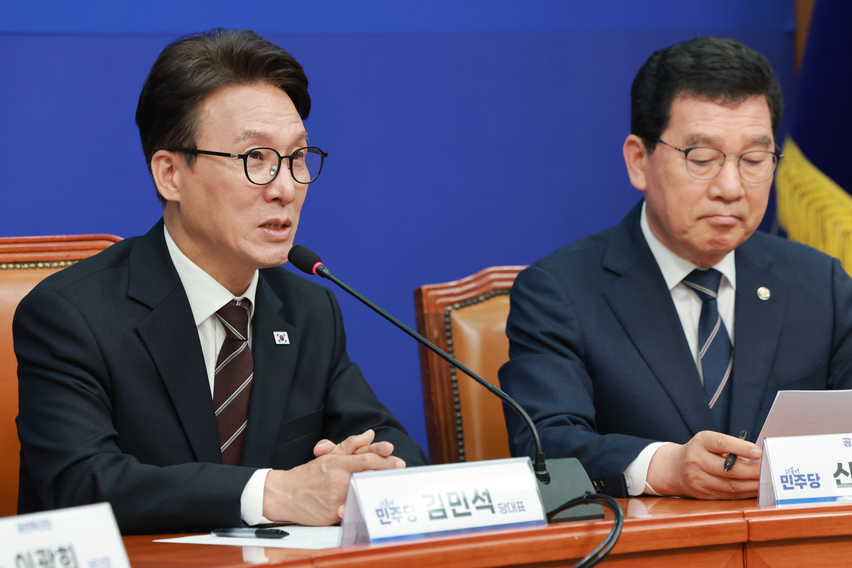 ▲더불어민주당 김민석 대표가 29일 국회에서 열린 공천혁신단 출범식에 참석해 인사말하고 있다. 오른쪽은 단장을 맡은 신정훈 의원. 사진=연합뉴스