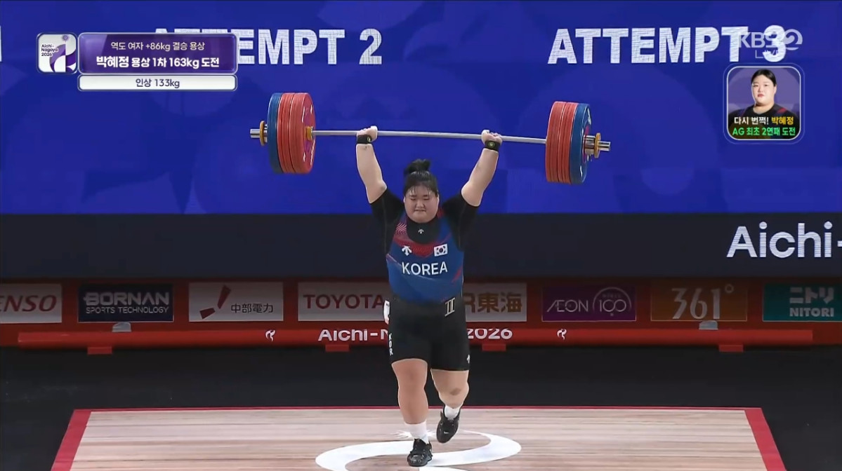 ▲박혜정이 29일 일본 나고야시 중소기업진흥회관에서 열린 2026 아이치ㆍ나고야 아시안게임 역도 여자 86㎏ 초과급 결선에서 용상 1차 시기 163㎏을 들어 올리고 있다. (출처=네이버 치지직 '아시안게임 KBS2' 채널 중계 화면 캡처)