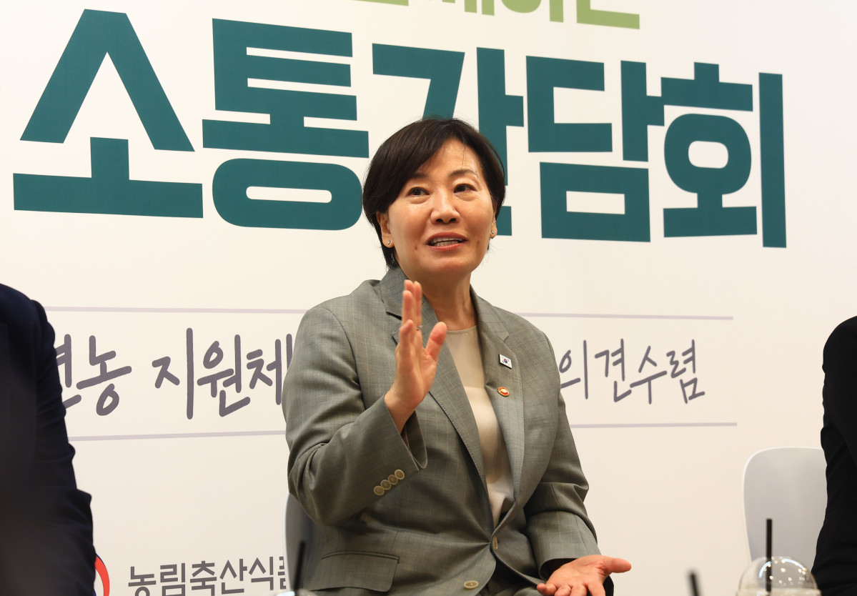 ▲송미령 농림축산식품부 장관이 29일 서울 종로구 한식문화공간 이음에서 농식품부 청년보좌역, 후계·청년농 육성 정책협의체, 2030 청년자문단 소속 청년농 12명과 간담회를 열고 인사말을 하고 있다. (사진제공=농림축산식품부)