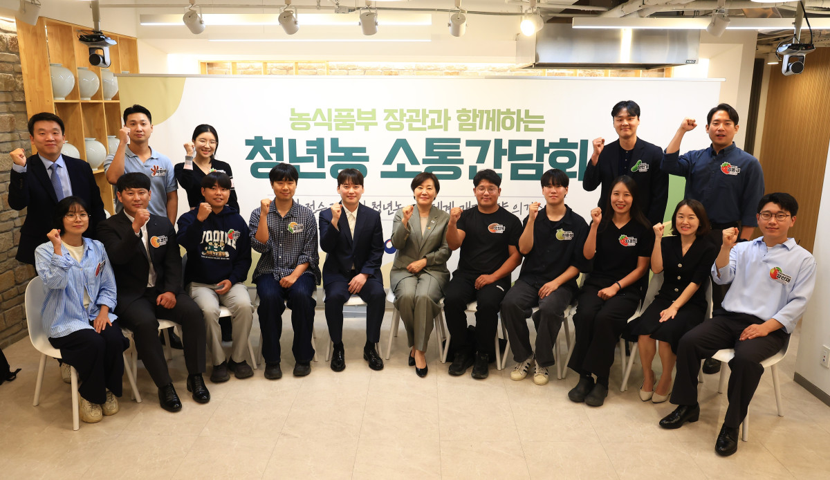 ▲송미령 농림축산식품부 장관(앞줄 가운데)이 29일 서울 종로구 한식문화공간 이음에서 농식품부 청년보좌역, 후계·청년농 육성 정책협의체, 2030 청년자문단 소속 청년농 12명과 간담회를 열고 기념 촬영을 하고 있다. (사진제공=농림축산식품부)