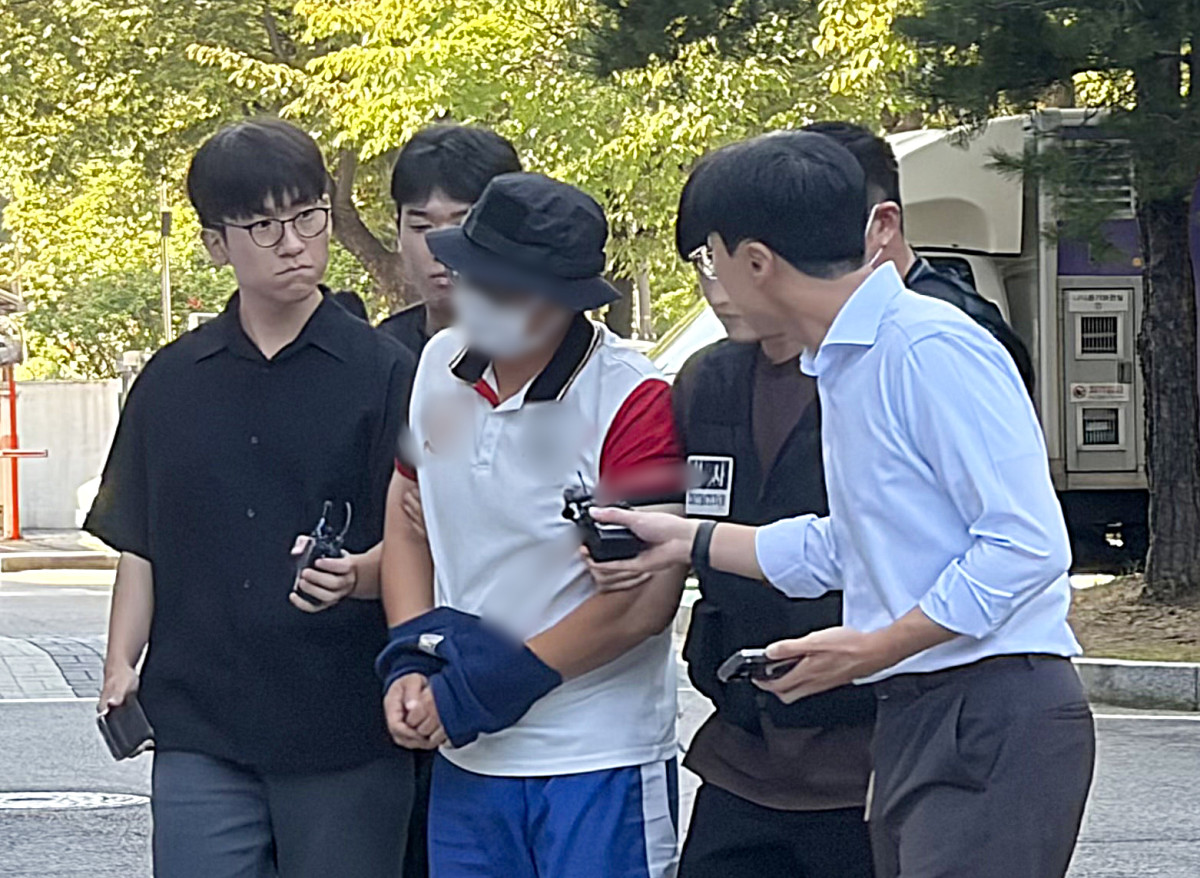 ▲공공장소흉기소지 혐의를 받는 천모 씨가 29일 서울 양천구 남부지방법원에서 열린 구속 전 피의자 심문(영장실질심사)에 출석하고 있다. (사진제공=연합뉴스)