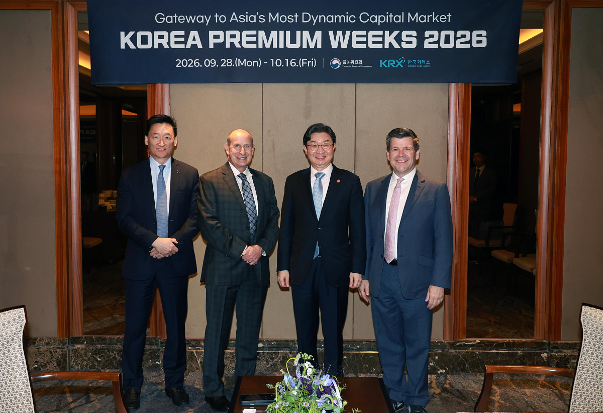 ▲이억원 금융위원장이 29일 오후 서울 소공동 더그랜드롯데 서울에서 美 나스닥(Nasdaq) 부회장 밥 맥쿠이(Bob McCooey), 美 증권예탁결제원 DTCC(Depository Trust & Clearing Corporation) CRO 티모시 커디히(Timothy Cuddihy), 홍콩거래소(HKEX) 유태석 전무와 면담하고 있다. (출처=금융위원회)