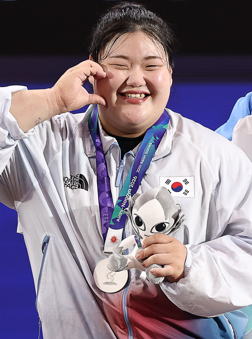 ▲29일 일본 아이치현 나고야 중소기업진흥회관에서 열린 2026 아이치·나고야 아시안게임 여자 역도 86㎏ 이상급 경기에서  인상 133㎏, 용상 167㎏, 합계 300㎏을 들어올려 은메달을 차지한 박혜정이 메달을 목에 걸고 활짝 웃고 있다. (연합뉴스)