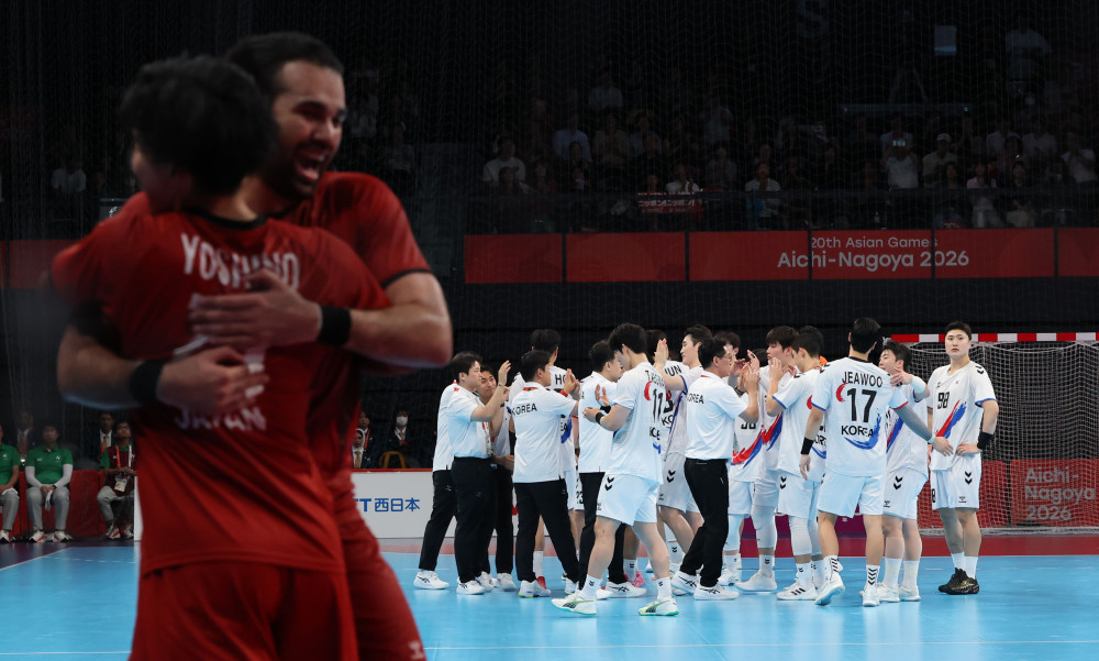 ▲29일 일본 아이치현 이나자와 엔트리오에서 열린 2026 아이치·나고야 아시안게임 남자 핸드볼 동메달 결정전 대한민국과 일본의 경기. 패배한 대한민국 선수들이 아쉬워하고 있다. (연합뉴스)