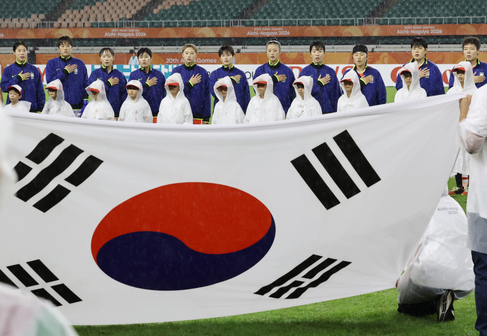 ▲29일 일본 시즈오카현 후쿠로이의 시즈오카 스타디움 에코파에서 열린 2026 아이치·나고야 아시안게임 여자 축구 준결승 대한민국과 일본의 경기.     경기 시작 전 한국 선발 출전 선수들이 국기에 경례하고 있다. (연합뉴스)