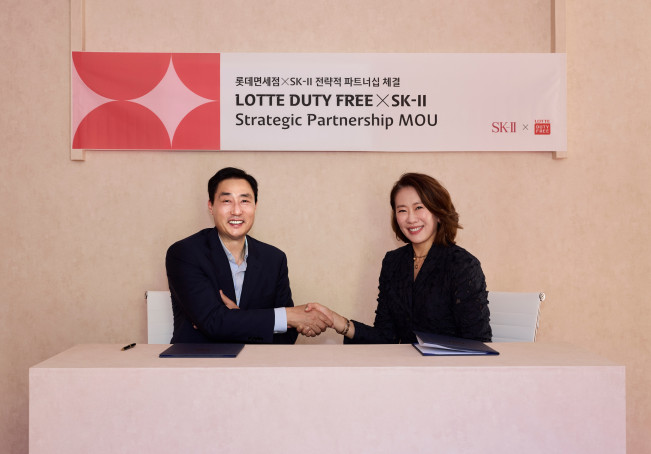 ▲28일(현지시간) 프랑스 칸에서 열린 세계 최대 규모의 면세 박람회 ‘2026 TFWA 월드(World)’에서 김동하 롯데면세점 대표이사(왼)와 이수경 P&G 글로벌 스킨케어 프레지던트가 MOU 체결 후 기념 촬영을 하고 있다. (사진제공=롯데면세점)