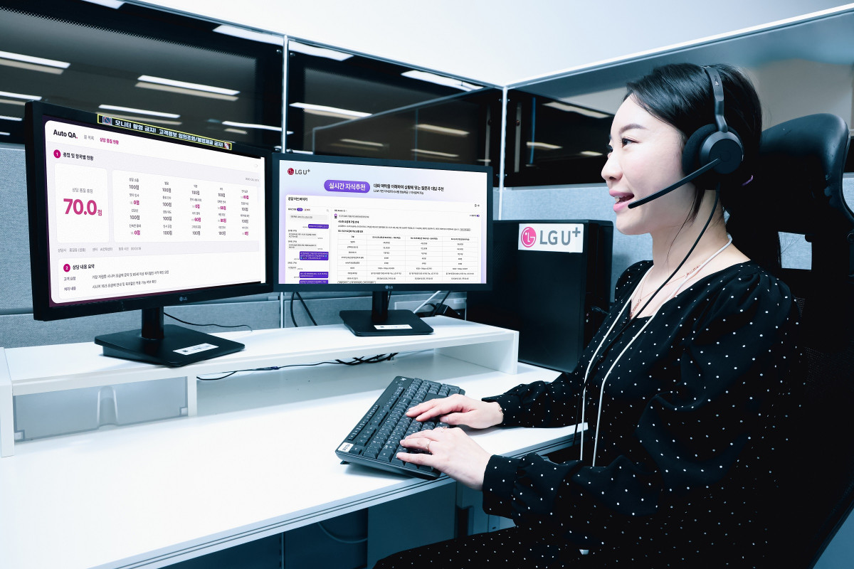 ▲LG유플러스가 2030년까지 상담 대기시간 없는 AICC(AI Contact Center)를 구현하기 위한 ‘AI 네이티브 컨택센터’ 전략을 공개했다. 사진은 LG유플러스 고객센터에서 상담사가 ‘인소싱 AICC’를 활용하고 있는 모습. (사진제공=LG유플러스)