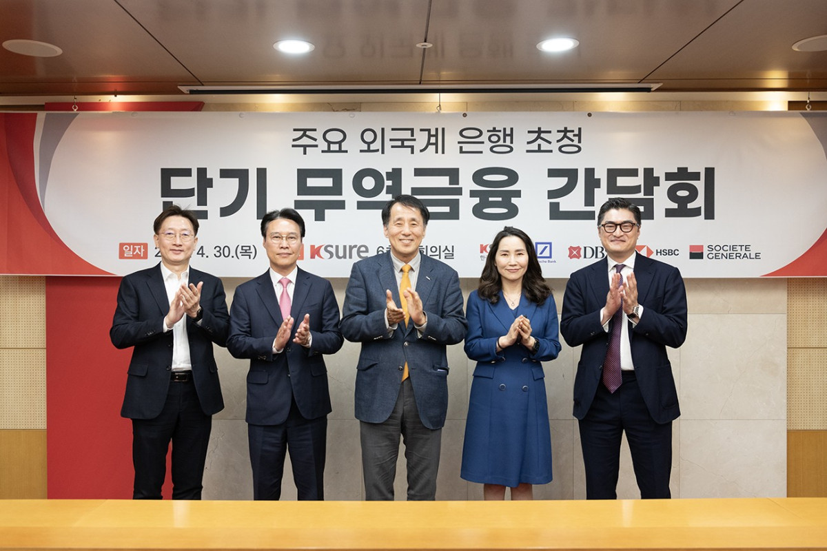 ▲장영진 한국무역보험공사 사장(가운데)이 올해 4월 30일 서울 종로구 본사에서 단기 무역금융 간담회를 열고 도이치 등 주요 외국계 은행 한국 대표들과 글로벌매출보험 등 단기 무역금융 지원 확대방안을 논의한 뒤 기념 사진 촬영을 하고 있다. (사진제공=한국무역보험공사)