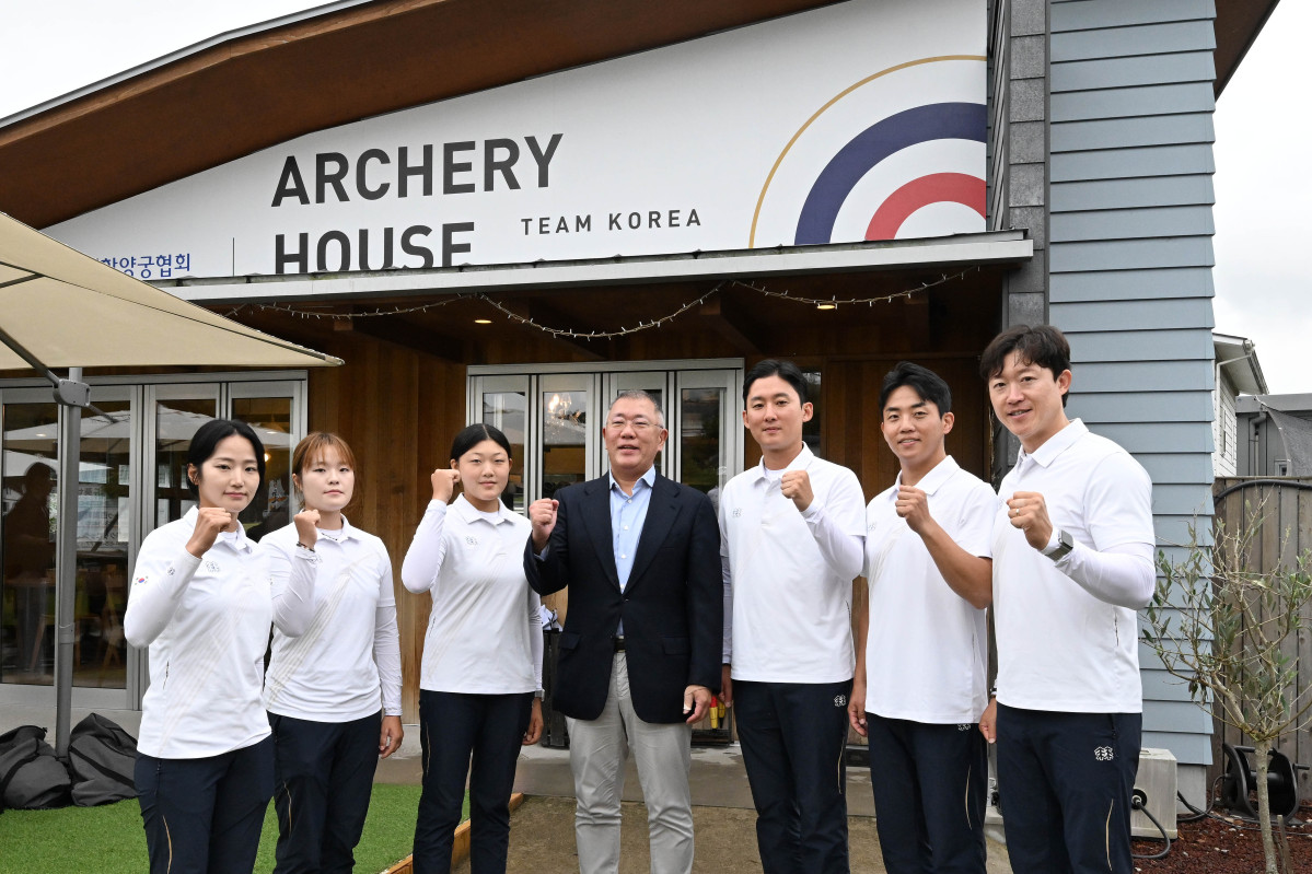▲대회장 인근에 마련된 대한민국 양궁 대표선수단 전용 휴게공간 앞에서 대표선수들과 정의선 대한양궁협회 회장이 기념촬영을 하는 모습 (사진 왼쪽부터 박정윤, 박예린, 강연서 선수, 정의선 대한양궁협회 회장, 김종호, 최은규, 최용희 선수) (사진=대한양궁협회)