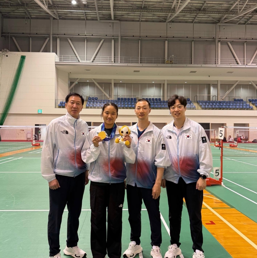▲안세영이 아시안게임 여자 단식 2연패를 달성한 뒤 금메달을 들고 코치진과 기념촬영하고 있다. (출처=안세영 SNS)
