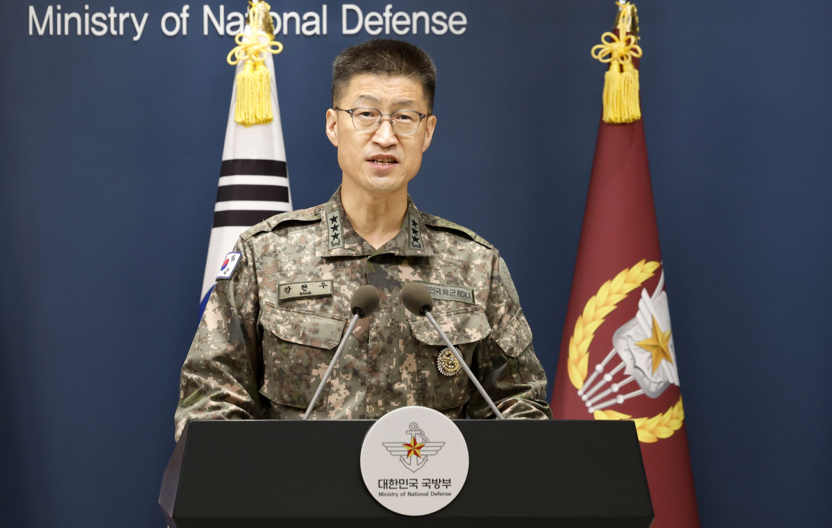 ▲[서울=뉴시스] 김혜진 기자 = 강현우 합참 작전본부장이 30일 서울 용산구 국방부에서 비무장지대(DMZ) 지뢰 폭발 관련해 입장을 발표를 마치고 브리핑장을 나서고 있다. 2026.09.30. jini@newsis.com