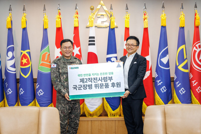 ▲29일 오후 육군 제2작전사령부에서 물품 후원 행사를 가진 후 김대일 세븐일레븐 대표이사(오른)와 김호복 육군 제 2작전사령관이 사진촬영을 하고 있다. (사진제공=세븐일레븐)