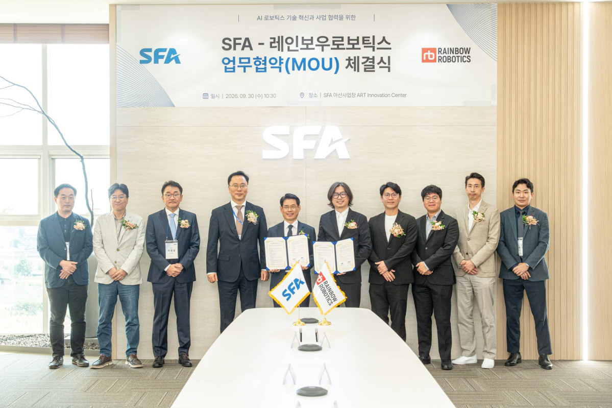 ▲SFA 김상경 대표(왼쪽 다섯번째)와 레인보우로보틱스 이정호 대표(오른쪽 다섯번째) 등 양사 임직원들이 업무협약(MOU) 체결식에서 기념 촬영을 하고 있다.(SFA 제공)