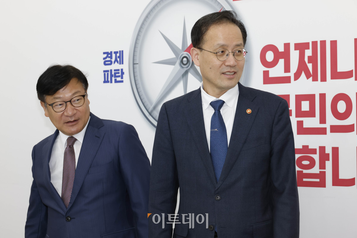 ▲이형일(오른쪽) 부총리 겸 재정경제부 장관이 30일 서울 여의도 국회에서 정점식 국민의힘 원내대표를 예방하고 있다. 고이란 기자 photoeran@