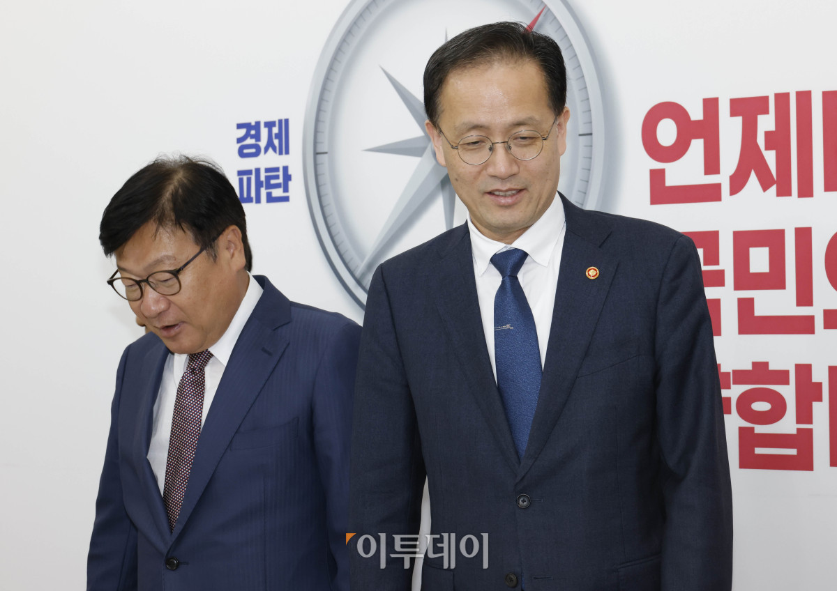 ▲이형일(오른쪽) 부총리 겸 재정경제부 장관이 30일 서울 여의도 국회에서 정점식 국민의힘 원내대표를 예방하고 있다. 고이란 기자 photoeran@