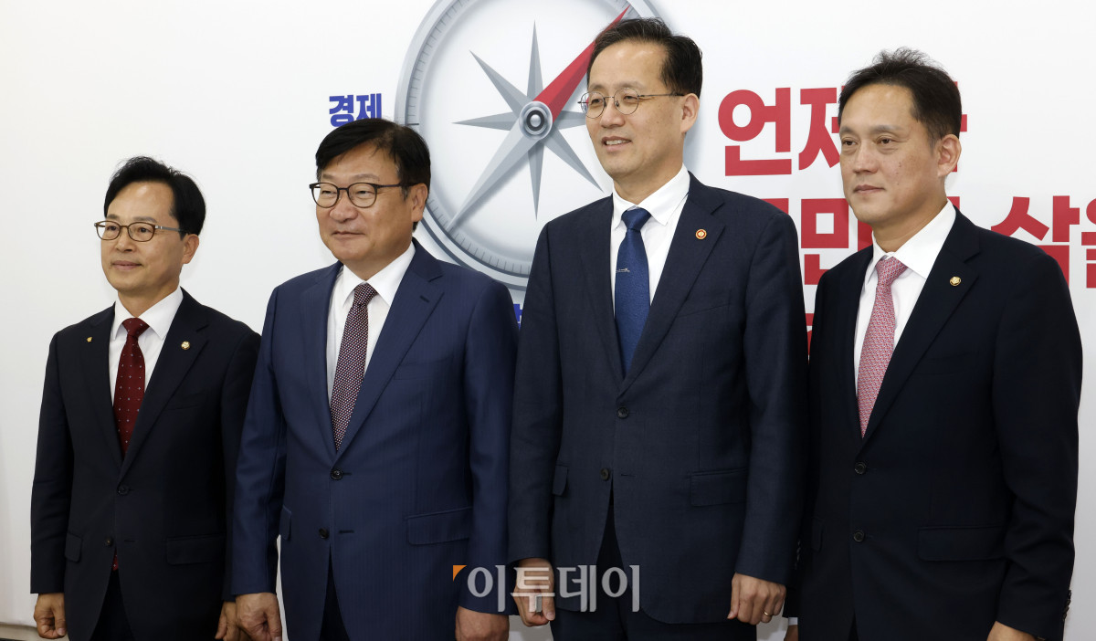 ▲이형일 부총리 겸 재정경제부 장관이 30일 서울 여의도 국회에서 정점식 국민의힘 원내대표를 예방하고 있다. 왼쪽부터 윤용근 국민의힘 원내대표 비서실장, 정 원내대표, 이 부총리, 김태규 의원. 고이란 기자 photoeran@
