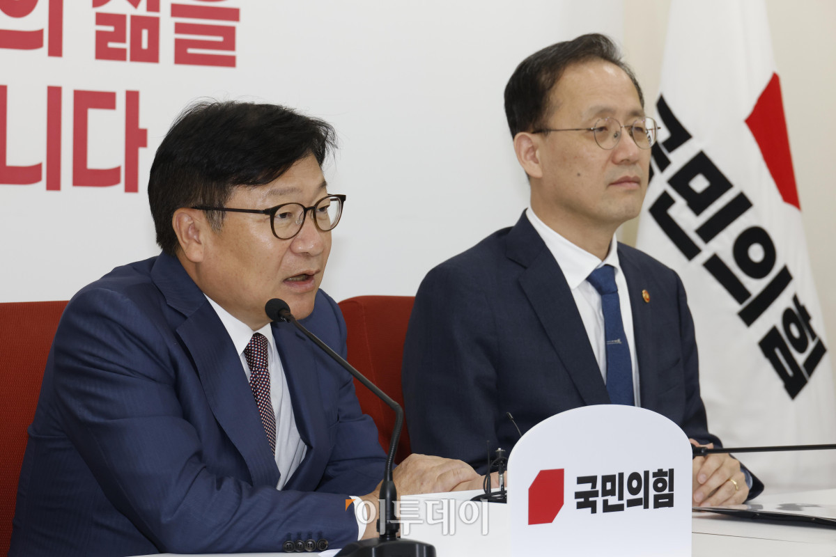 ▲이형일(오른쪽) 부총리 겸 재정경제부 장관이 30일 서울 여의도 국회에서 정점식 국민의힘 원내대표를 예방하고 있다. 고이란 기자 photoeran@