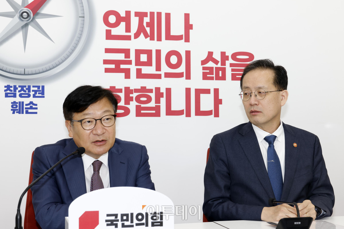 ▲이형일(오른쪽) 부총리 겸 재정경제부 장관이 30일 서울 여의도 국회에서 정점식 국민의힘 원내대표를 예방하고 있다. 고이란 기자 photoeran@