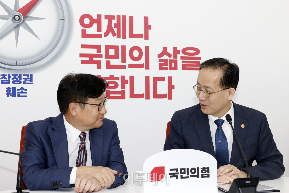 ▲이형일(오른쪽) 부총리 겸 재정경제부 장관이 30일 서울 여의도 국회에서 정점식 국민의힘 원내대표를 예방하고 있다. 고이란 기자 photoeran@