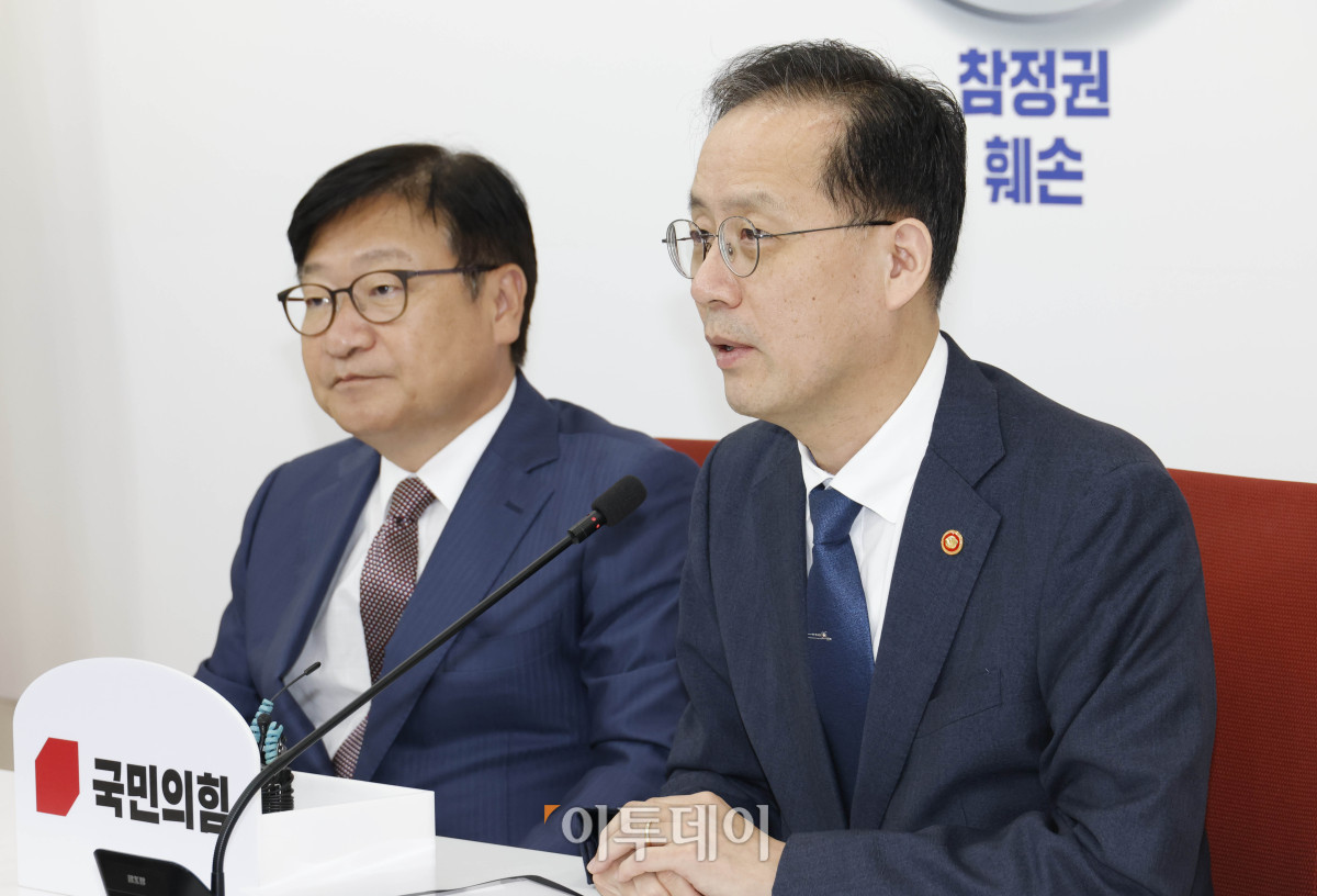 ▲이형일(오른쪽) 부총리 겸 재정경제부 장관이 30일 서울 여의도 국회에서 정점식 국민의힘 원내대표를 예방하고 있다. 고이란 기자 photoeran@