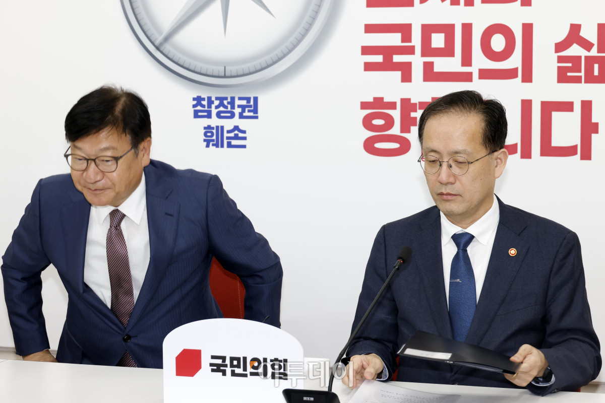 ▲이형일(오른쪽) 부총리 겸 재정경제부 장관이 30일 서울 여의도 국회에서 정점식 국민의힘 원내대표를 예방하고 있다. 고이란 기자 photoeran@