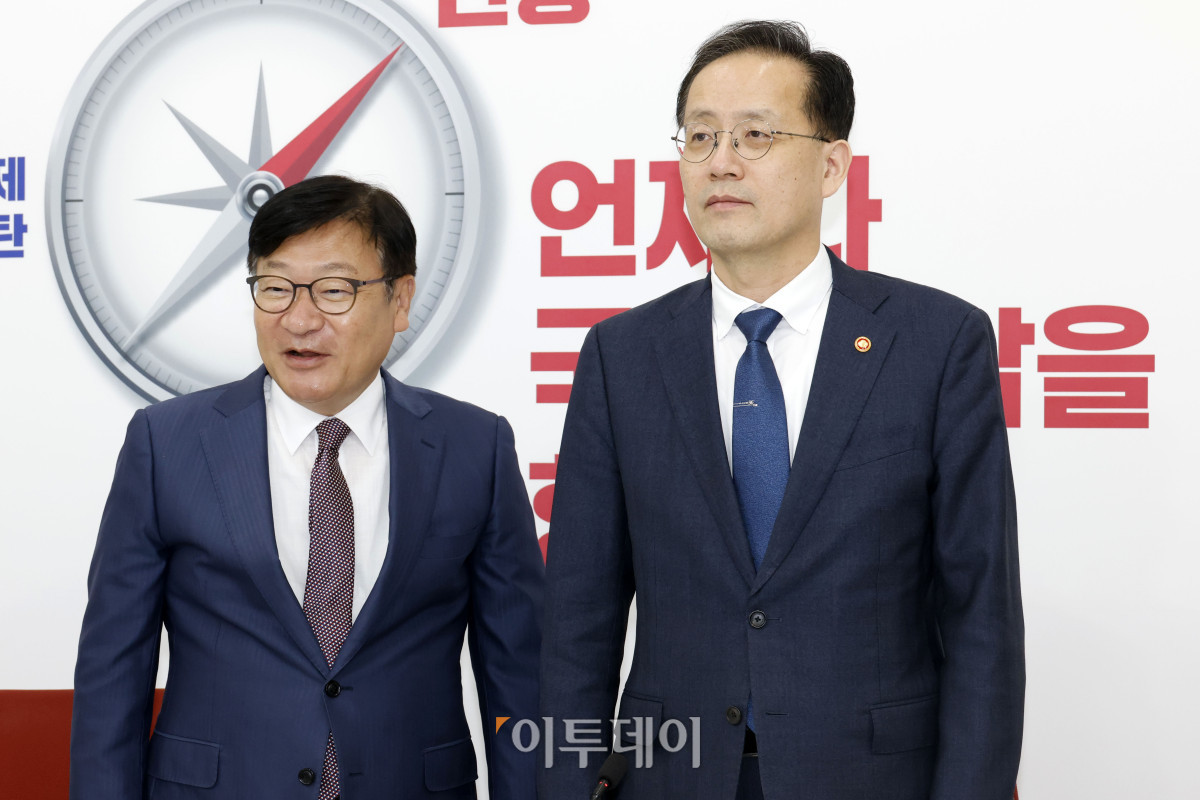 ▲이형일(오른쪽) 부총리 겸 재정경제부 장관이 30일 서울 여의도 국회에서 정점식 국민의힘 원내대표를 예방하고 있다. 고이란 기자 photoeran@