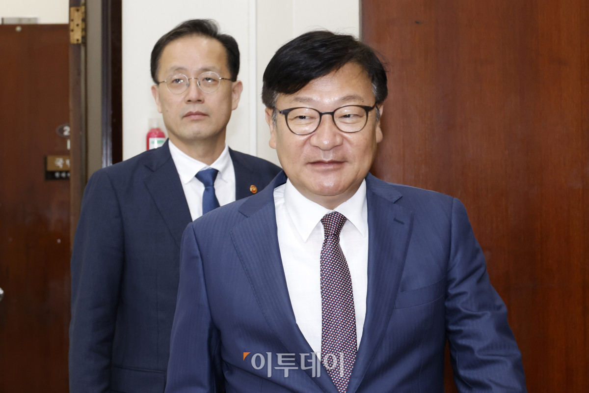 ▲이형일(왼쪽) 부총리 겸 재정경제부 장관이 30일 서울 여의도 국회에서 정점식 국민의힘 원내대표를 예방하고 있다. 고이란 기자 photoeran@