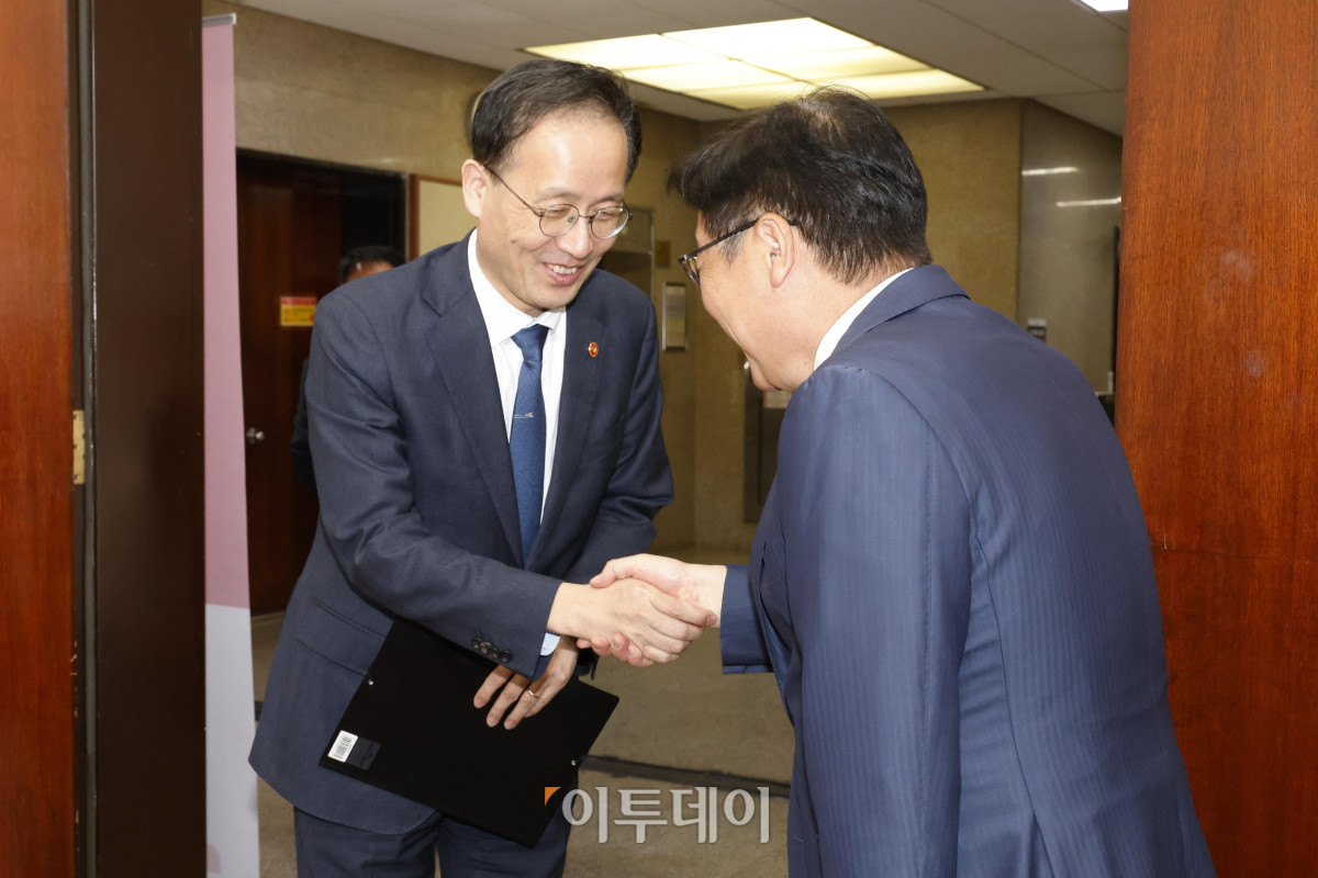 ▲이형일(왼쪽) 부총리 겸 재정경제부 장관이 30일 서울 여의도 국회에서 정점식 국민의힘 원내대표를 예방하고 있다. 고이란 기자 photoeran@