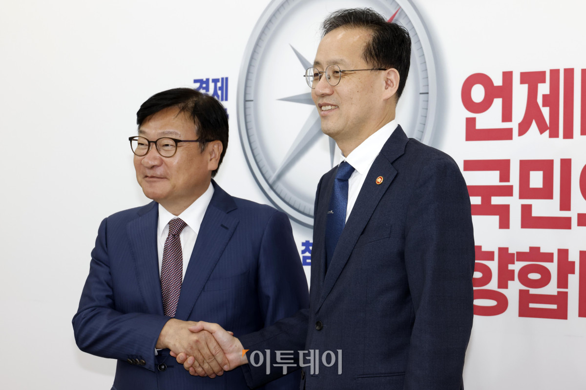▲이형일(오른쪽) 부총리 겸 재정경제부 장관이 30일 서울 여의도 국회에서 정점식 국민의힘 원내대표를 예방하고 있다. 고이란 기자 photoeran@