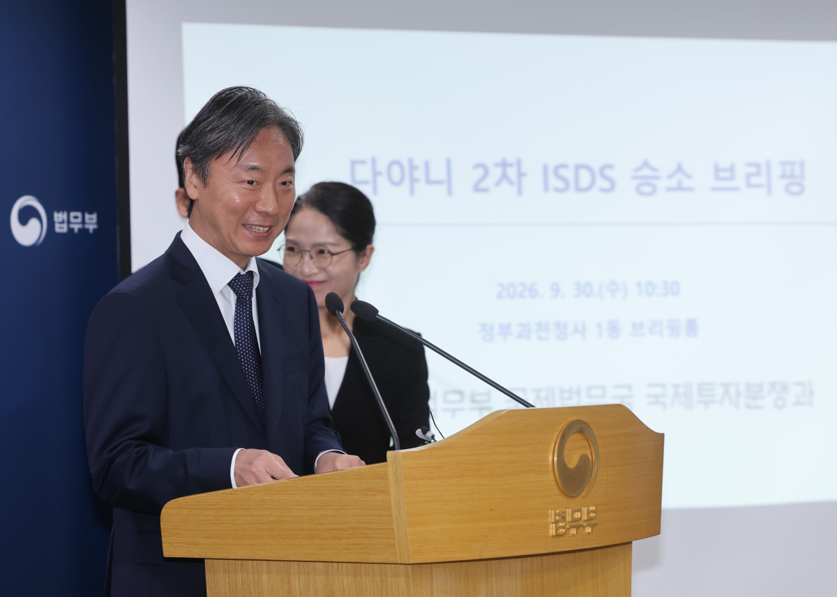 ▲강준하 법무부 국제법무국장이 30일 경기도 정부과천청사 법무부에서 ISDS 사건 선고 관련 브리핑을 준비하고 있다. (연합뉴스)