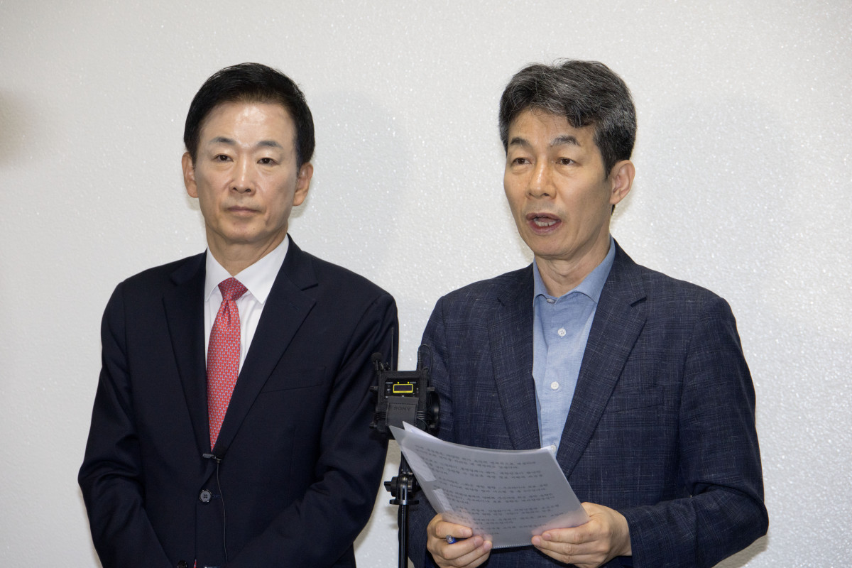 ▲국회 정보위 여야 간사인 더불어민주당 윤건영 의원(오른쪽), 국민의힘 유영하 의원이 30일 정보위 전체회의를 마친 후 브리핑하고 있다. [국회사진기자단]