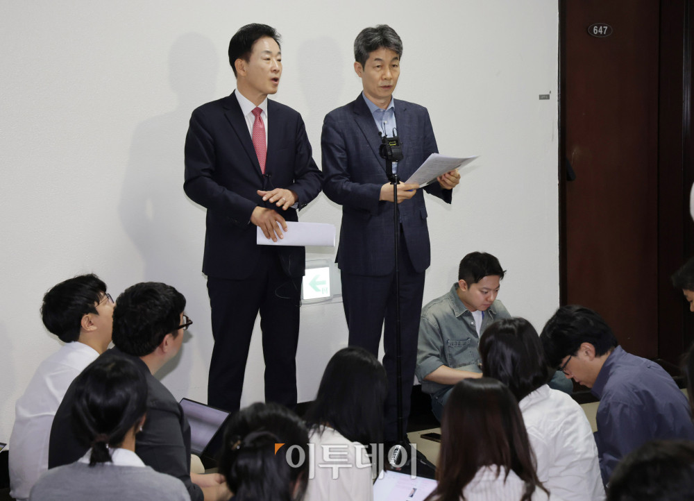 ▲국회 정보위 여야 간사인 윤건영(오른쪽) 더불어민주당 의원과 유영하 국민의힘 의원이 30일 서울 여의도 국회에서 정보위 전체회의를 마친후 브리핑을 하고 있다. 국회사진기자단