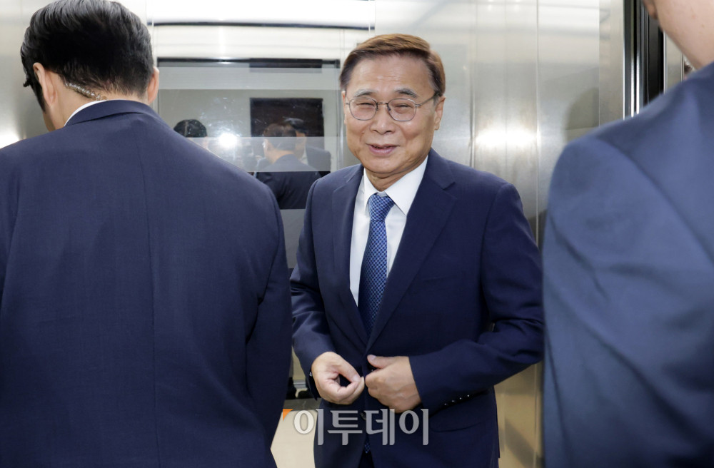 ▲이종석 국정원장이 30일 서울 여의도 국회 정보위 전체회의를 마치고 퇴장하고 있다. 국회사진기자단