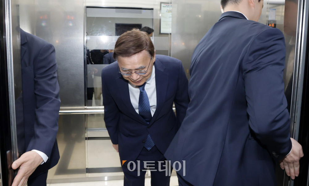 ▲이종석 국정원장이 30일 서울 여의도 국회 정보위 전체회의를 마치고 퇴장하고 있다. 국회사진기자단