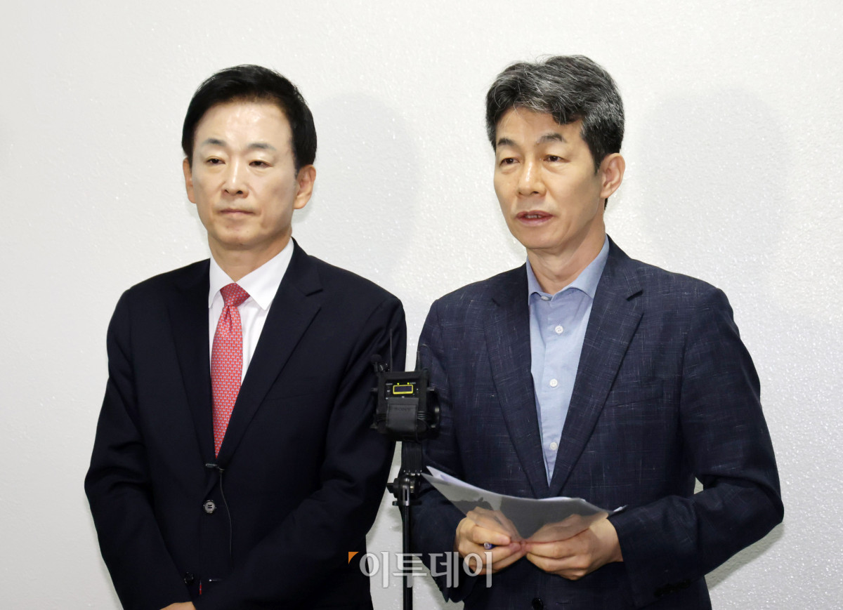 ▲국회 정보위 여야 간사인 윤건영(오른쪽) 더불어민주당 의원과 유영하 국민의힘 의원이 30일 서울 여의도 국회에서 정보위 전체회의를 마친후 브리핑을 하고 있다. 국회사진기자단