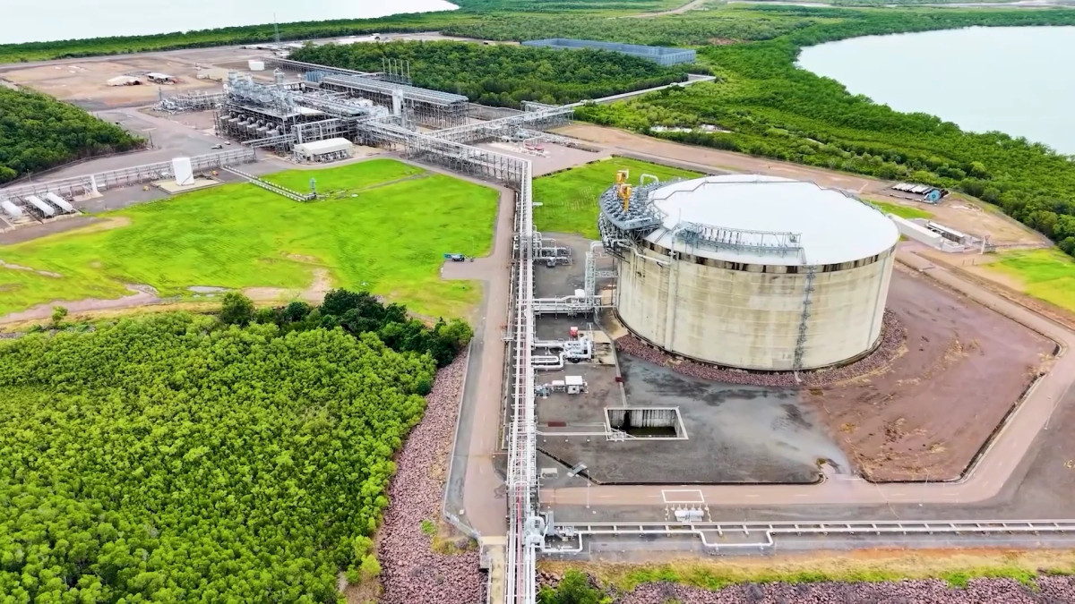 ▲다윈LNG플랜트 LNG 저장탱크와 액화플랜트 (사진=SK이노베이션 E&S)