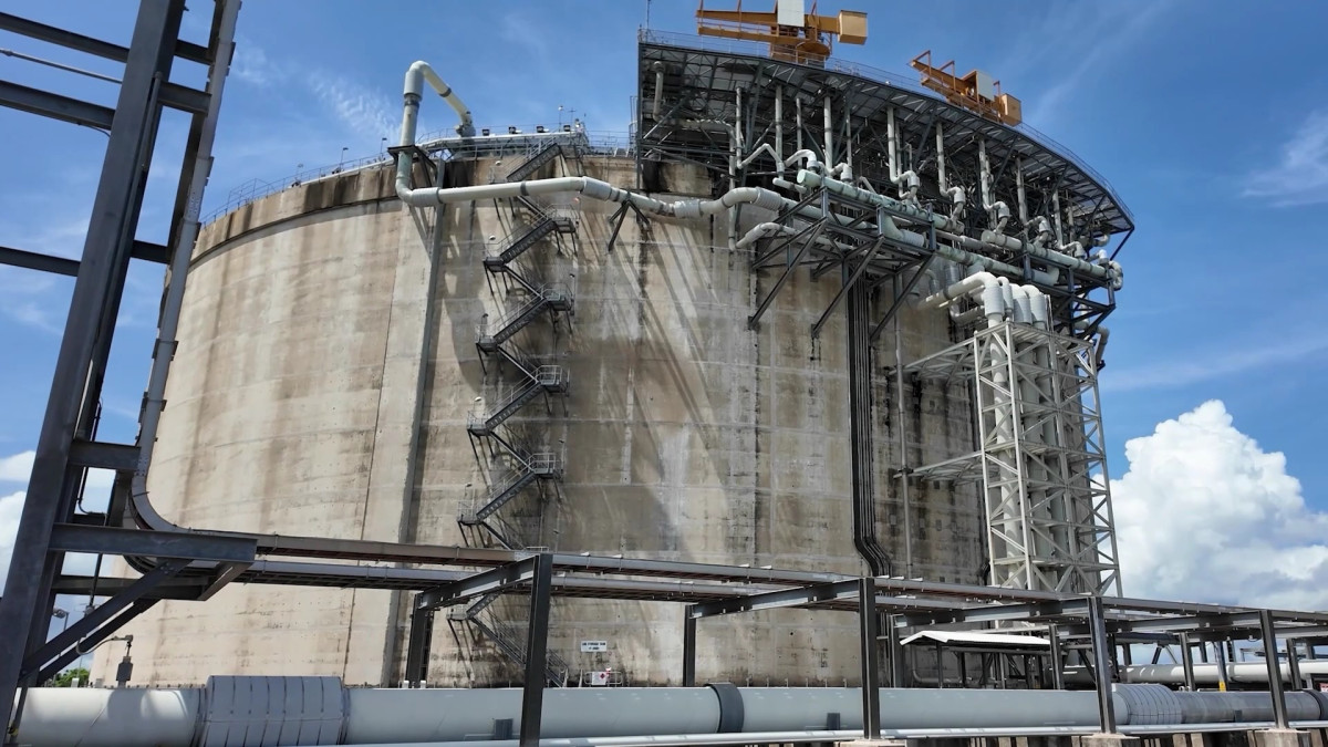 ▲호주 노던테리토리주 다윈 인근에 있는 다윈 LNG 플랜트의 저장탱크. 바로사 가스전에서 생산해 액화한 천연가스를 선적 전 보관하는 시설로, 높이 약 50m, 지름 약 90m다. SK이노베이션 E&S가 플랜트 지분 25%를 보유하고 있으며 호주 산토스가 운영한다. (사진=SK이노베이션 E&S)